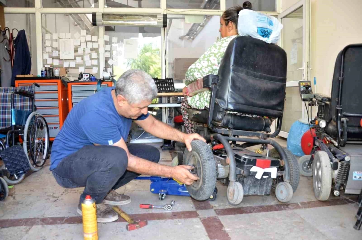 Diyarbakır Büyükşehir Belediyesi Engelli Bireylere Ücretsiz Sandalye Bakımı Yapıyor
